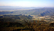 Внизу видно место слияния рек Арагви и Куры. Слева от него на холме расположен монастырь Джвари, справа — Мцхета.