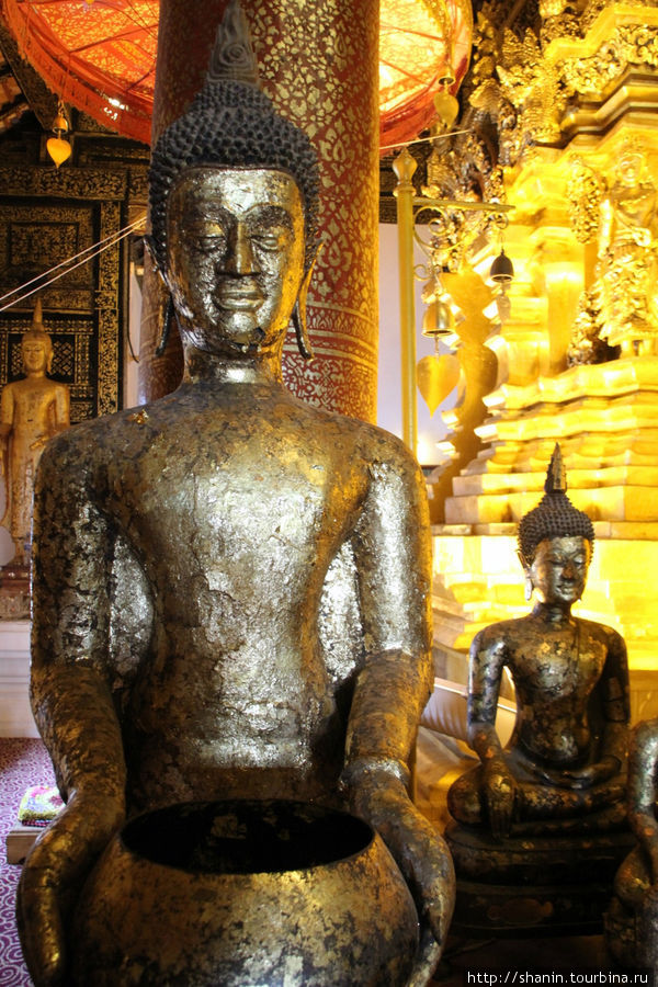 Ват Пхра Тхат Си Чом Тхонг Вора Вихарн Чиангмай, Таиланд
