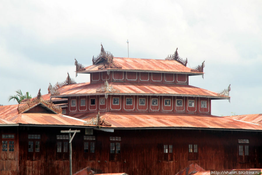 Многоярусная пагода на территории буддистского монастыря Ньяунг-Шве, Мьянма