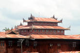 Многоярусная пагода на территории буддистского монастыря