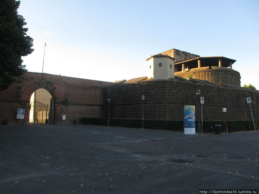 Вдоль стен крепости Фортецца да Бассо (Fortezza da Basso) Флоренция, Италия
