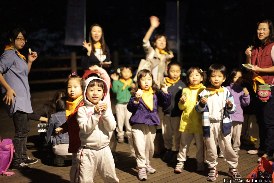 Полуночные дети на горе в парке Намсан Сеул, Республика Корея