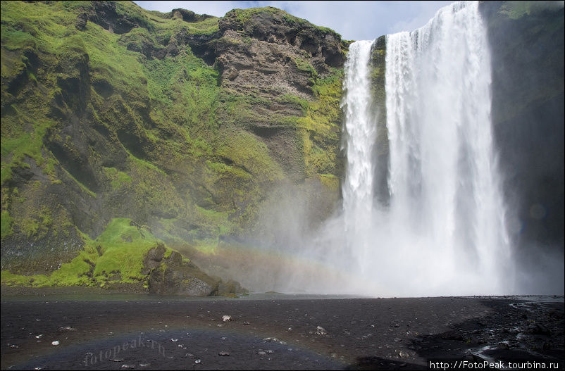Из-за огромного количества брызг, которые образуются из-за падения воды, в солнечную погоду, около водопада можно увидеть радугу, а если повезет то двойную или даже тройную! Южная Исландия, Исландия