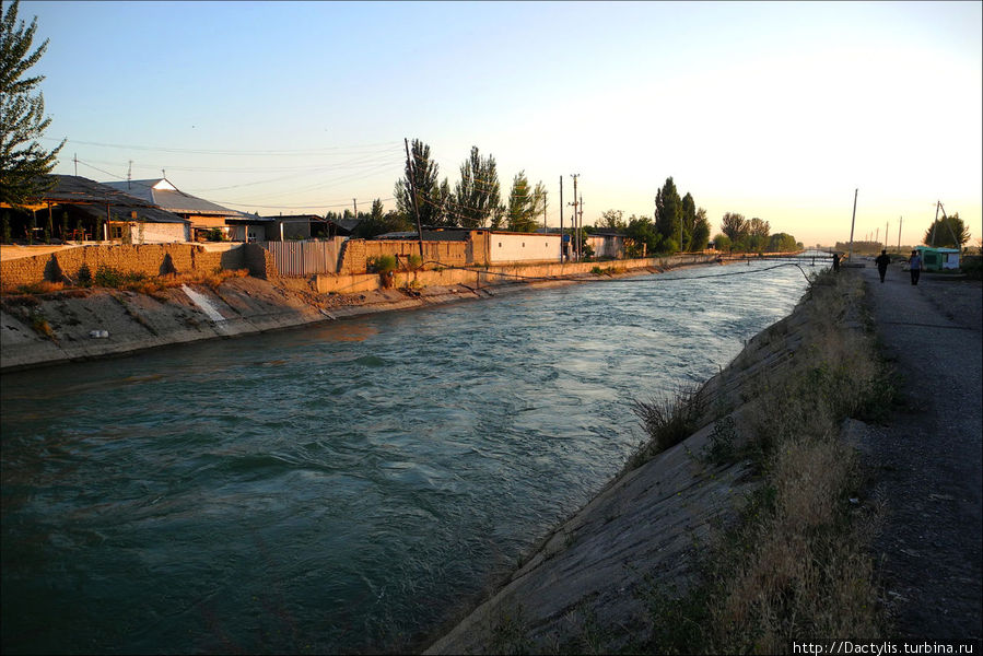 Канал Шахрихансай, подводящий воду из Андижанского водохранилища к началу Большого и Южного Ферганских каналов Фергана, Узбекистан