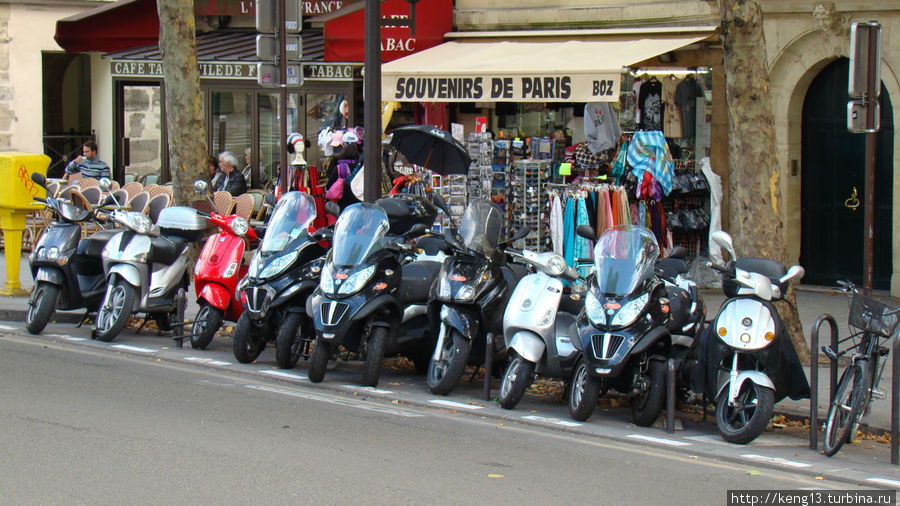 Мототранспорт очень популярен Париж, Франция