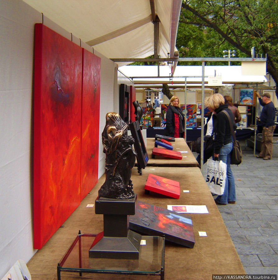 По выходным на площади Рембрандта  устраивают выставки Амстердам, Нидерланды