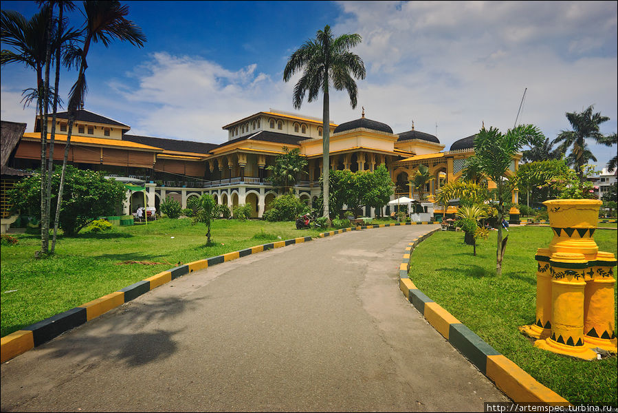 Вот так выглядит дворец султана! Медан, Индонезия