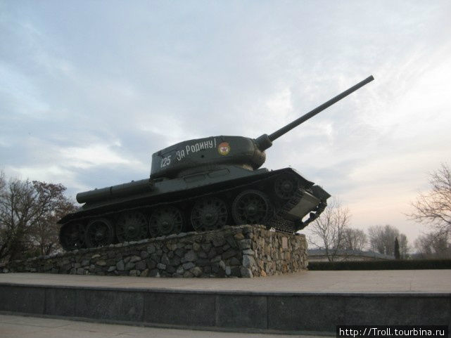 Танк, знаменитый Т-34, отмечал некогда единственное здесь захоронение, солдат времен Великой Отечественной Тирасполь, Приднестровская Молдавская Республика