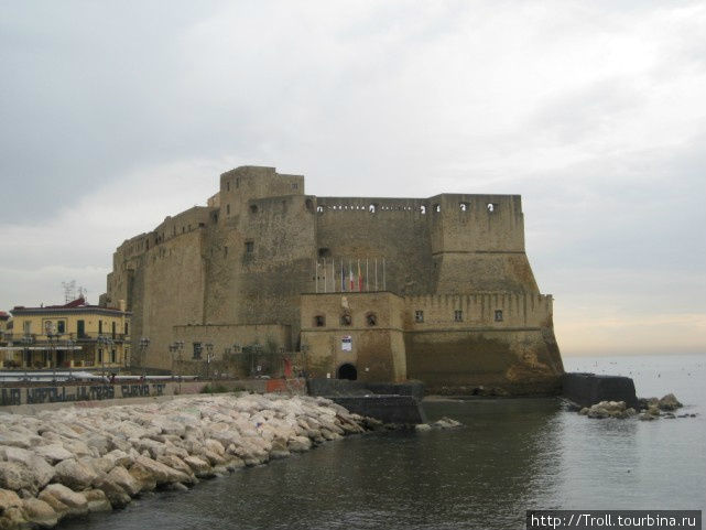 Замок и ведущая к нему с берега дамба Неаполь, Италия