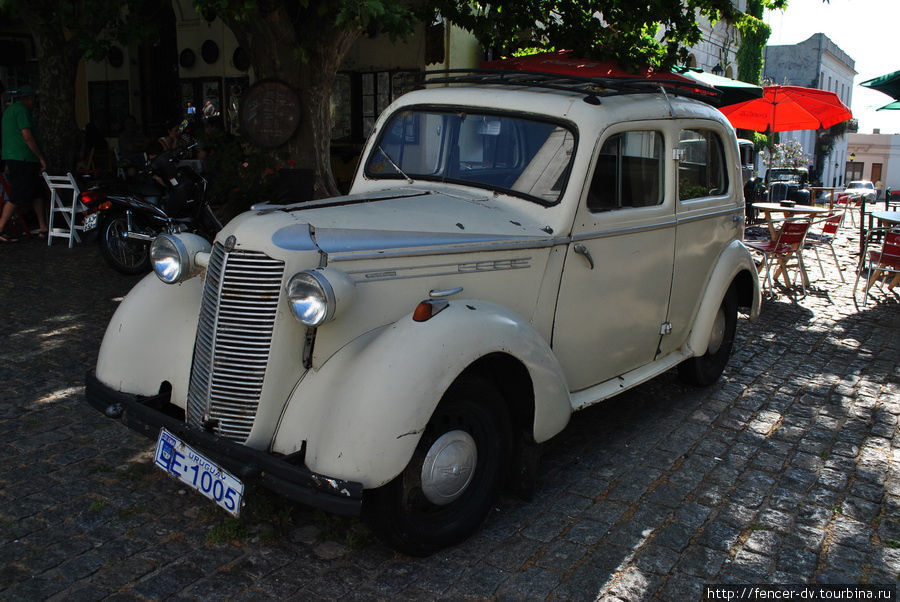 Выставка ретро-автомобилей на уругвайских улицах Монтевидео, Уругвай