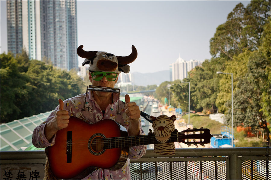 Сфотографировал на надземном переходе колоритного мультимузыканта Гонконг