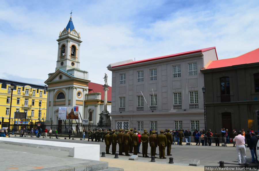 Ожидание воскресного городского парада Пунта-Аренас, Чили