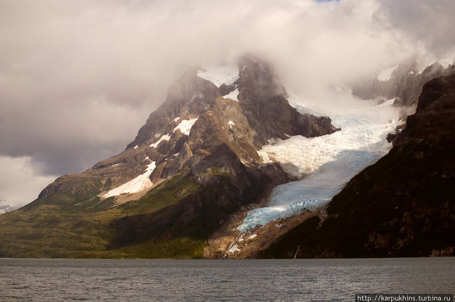 Ледник Бальмаседа стекает практически к уровню моря. Всё же это обстоятельство меня удивляет. Имею ввиду патагонское оледенение вцелом. Не такие уж тут приполярные широты. Всего лишь около 51 градуса южной широты. Можно сравнить с нашим Черноземьем. Настолько сильно влияние ледяного материка — Антарктиды. Чили
