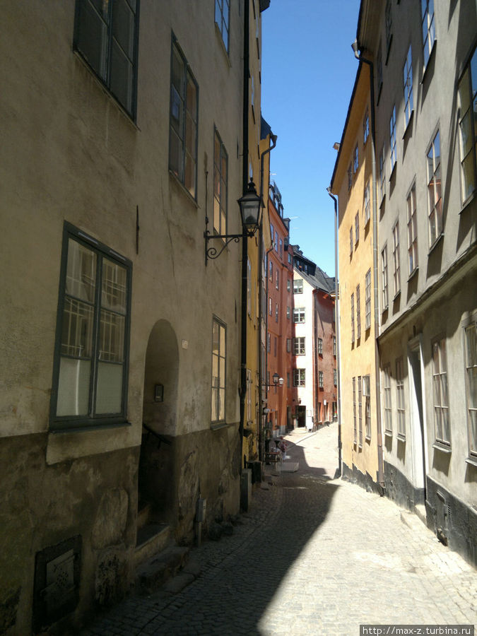 Гамла Стан целиком расположен на центральном острове Stadsholmen (Стадсхольмен), что переводится как «город-остров». Семь мостов соединяют историю и современность — старый и сегодняшний Стокгольм. До 1980 года Gamla Stan официально назывался «город между мостами». Стокгольм, Швеция