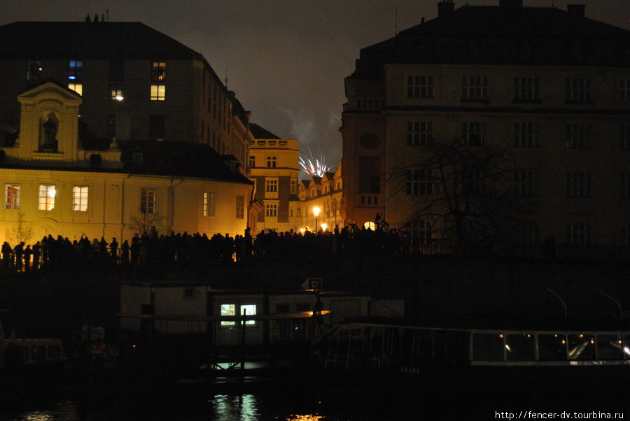 Набережные Влтавы были забиты людьми. От Карлова моста можно было разглядеть фейерверк на Староместской площади Прага, Чехия