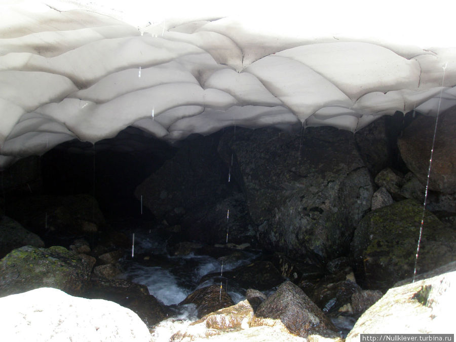 Пещера под снежником Ергаки, Россия