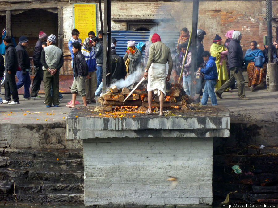 Деопатан. Храмовый комплекс Пашупатинатх и священная река Багмати. Гхаты и процесс кремации. Катманду, Непал