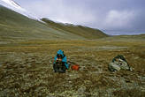 Перевал Сунтар — Правый Ниткан. Граница между Якутией и Хабаровским краем. У перевального тура. Высота 1900 метров над уровнем моря. Виктор делает дневниковые записи.