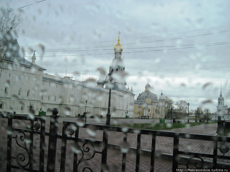 Идет дождь, завершаем прогулку по Кремлевской площади. Время — 14.33. Заезжаем на городской рынок, который находится рядом на ул. Батюшкова и продолжаем свой путь к Спасо-Прилуцкому монастырю. Россия