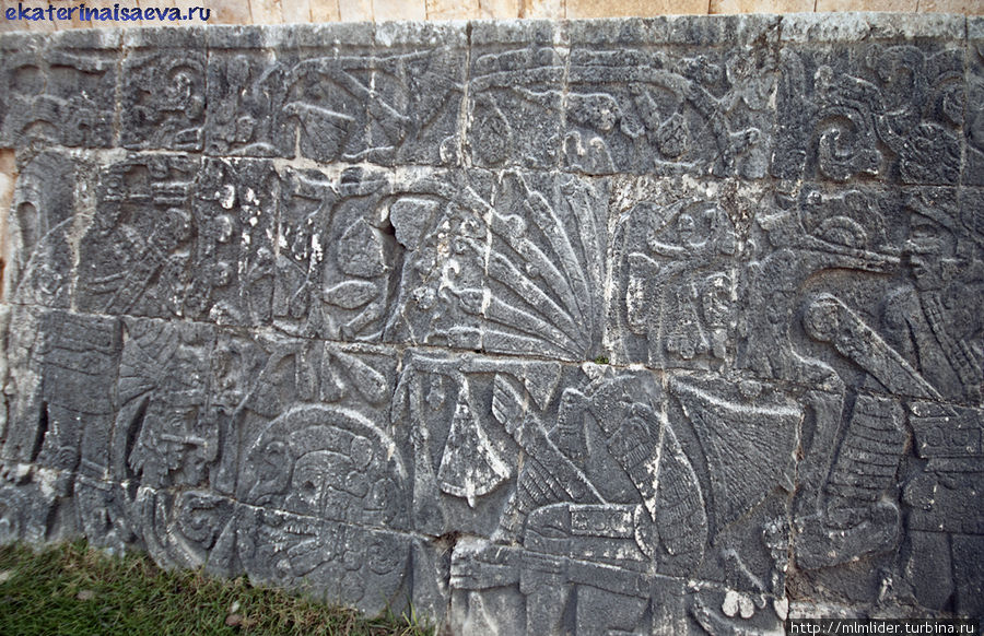Сохранившиеся пирамиды от цивилизации Майя, ацтеков и тольтеков! Тут как раз показано, как отрубили голову капитану выигравшей команды! Канкун, Мексика