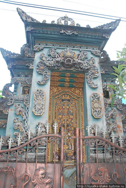 Многочисленные храмы Куты Кута, Индонезия