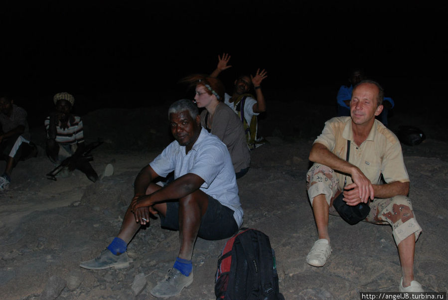 Небольшой привал,сели покурить,чтобы ползти дальше, к вулкану Эрта Але. Регион Афар, Эфиопия