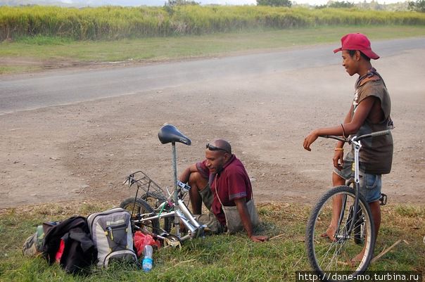 Автостопом в Маданг. папуасы разглядывают мой байк Папуа-Новая Гвинея