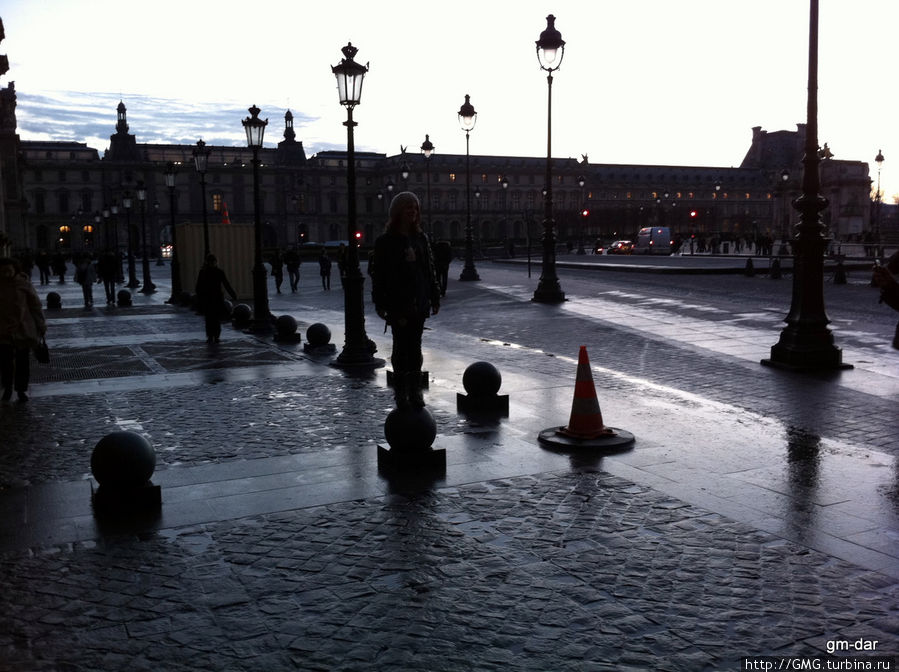 Площадь перед Лувром Париж, Франция