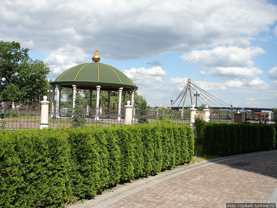 Ротонда рядом с территорией храма Киев, Украина