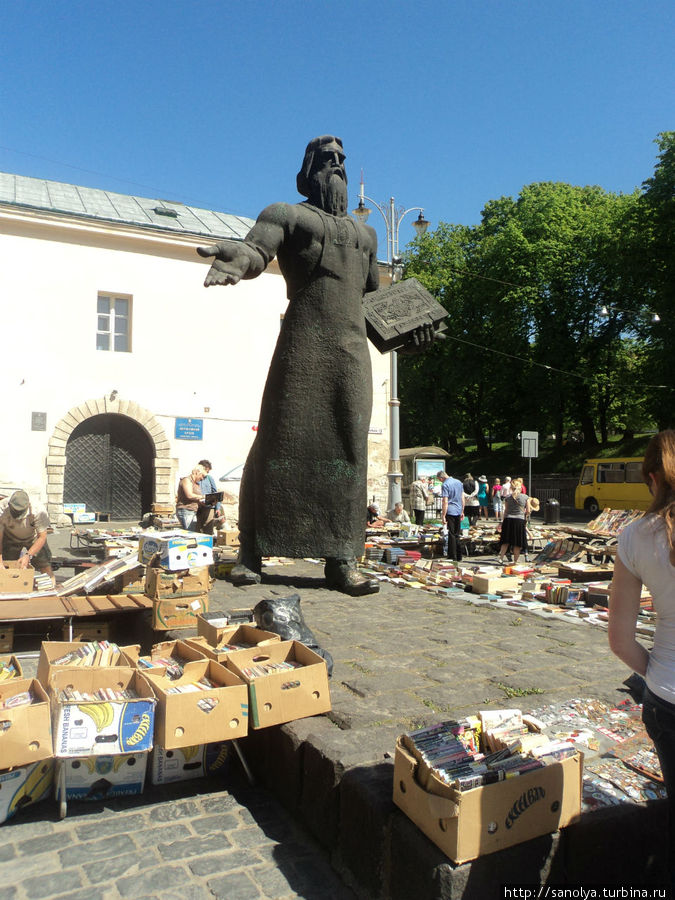 Памятник Ивану Федорову, которого львовяне сичтают своим родным первопечатником, и блошиный рынок Львов, Украина