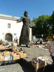 Памятник Ивану Федорову, которого львовяне сичтают своим родным первопечатником, и блошиный рынок