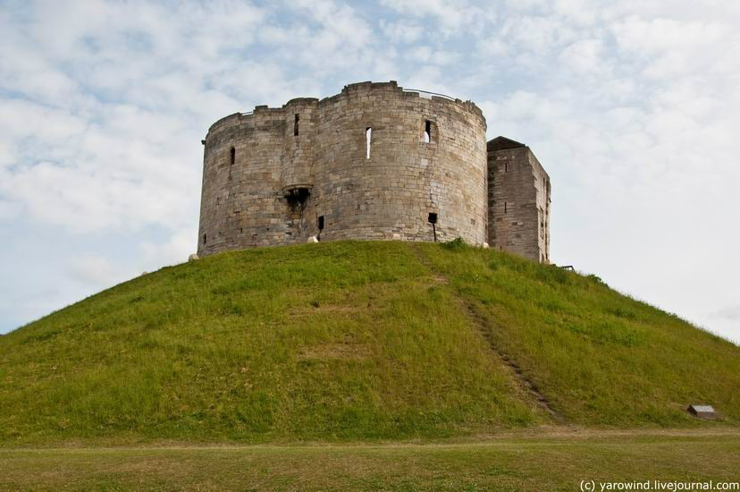 Башня Клиффорда– то немногое, что осталось от йоркской крепости. Построенный в 1250-1275гг он заменил деревянную крепость, стоявшую здесь еще со времен Вильгельма Завоевателя. Йорк, Великобритания