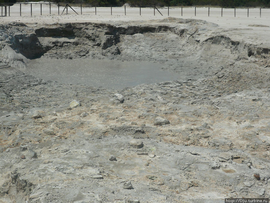 В местах, где пары пробиваются сквозь глинистые отложения, образовываются источники, изливающие клокочущую  грязь.(температура 100°) Поццуоли, Италия