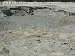 В местах, где пары пробиваются сквозь глинистые отложения, образовываются источники, изливающие клокочущую  грязь.(температура 100°)