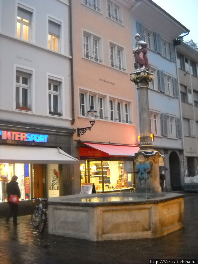 Один из фонтанов с магазинами на заднем плане Винтертур, Швейцария