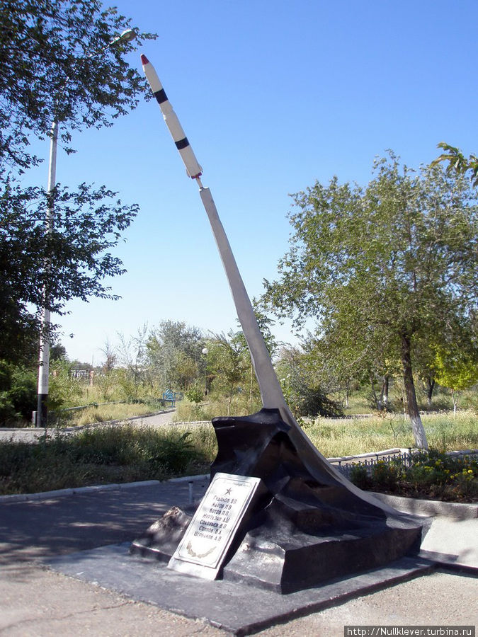 Еще один монумент рядом — памятник погибшим 24.10.1963 года, еще одна катастрофа ровно через 3 года и черная дата в космонавтике. 24 октября не производится запусков. Байконур, Казахстан