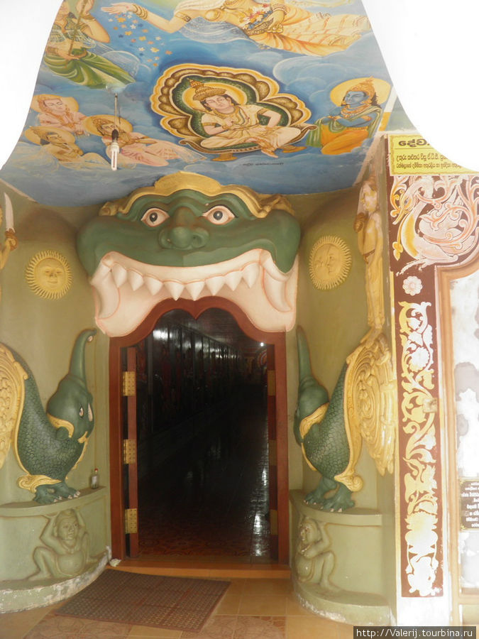 Вход в храм (во внутрь статуи) Бентота, Шри-Ланка