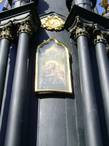 На восточной стороне памятника помещён список с иконы Смоленской Божьей Матери Одигитрии