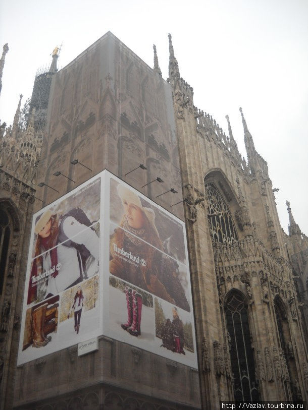 Собор с рекламой Милан, Италия