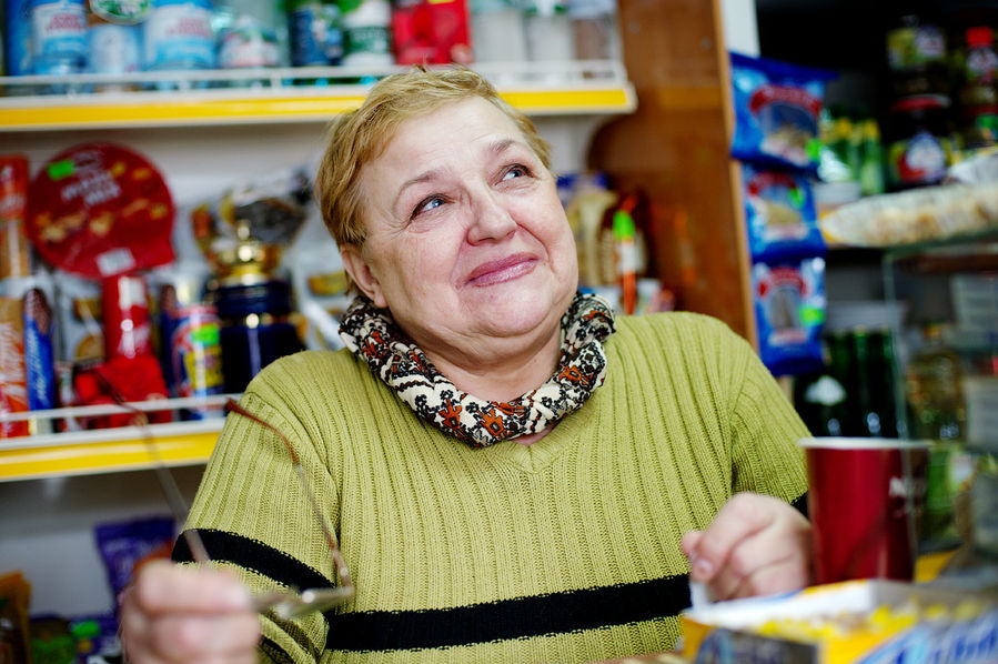 Мечтательная продавщица в продуктовом. Львов, Украина