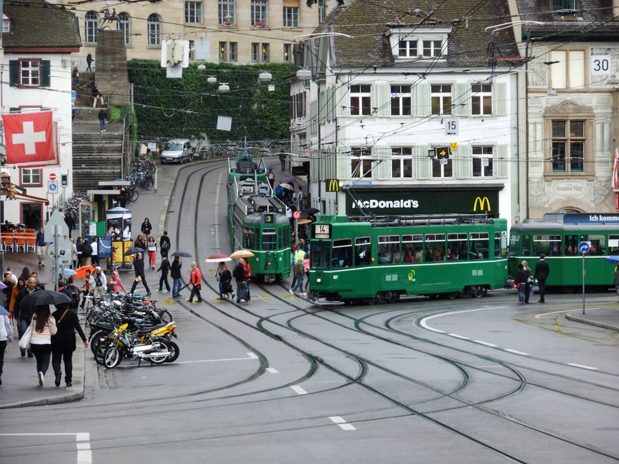 Трамваев в Базеле очень много. Порой кажется, что они идут непрерывным потоком. Базель, Швейцария