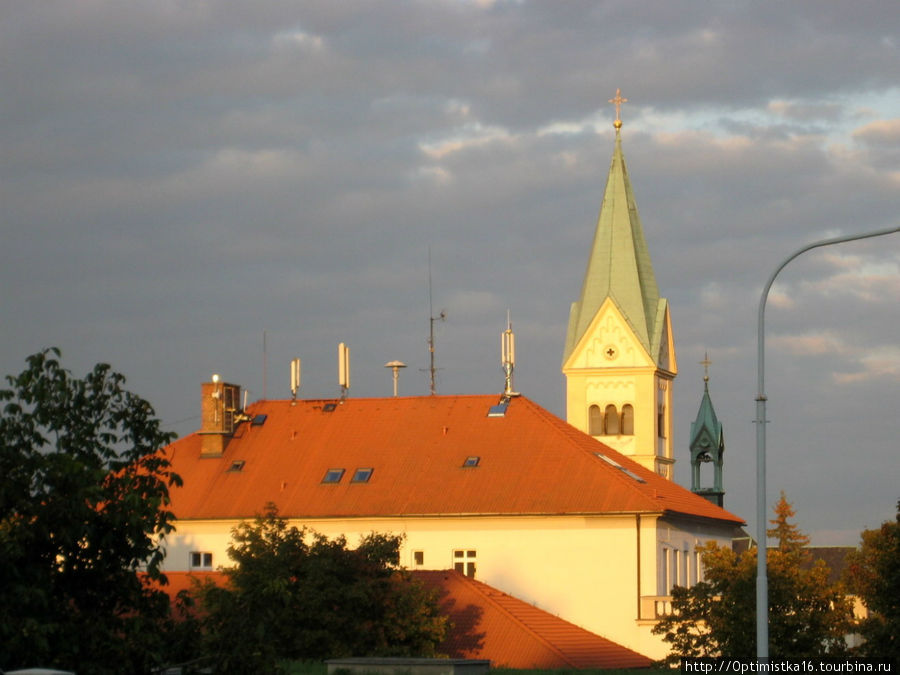 Перед костёлом — красная крыша школы, в которой учится моя младшая внучка. Прага, Чехия