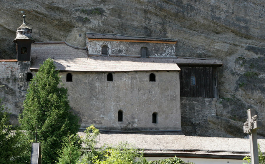 Эти, выдолбленные в скале, кельи отшельников у подножия крепости — самые древние сооружения в здешних местах. Зальцбург, Австрия