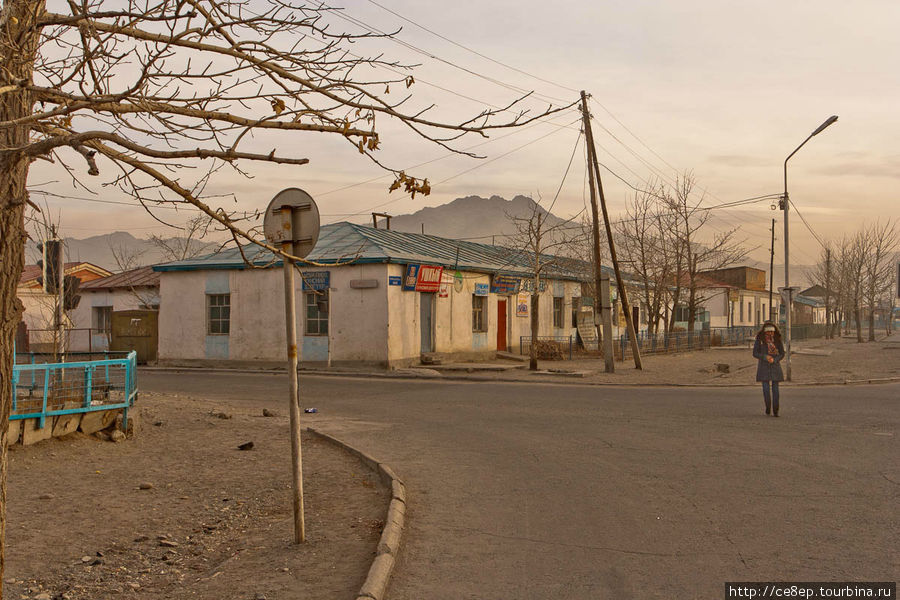 Простые не затейливые дома Улэгэй, Монголия