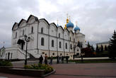 Стиль собора называют псковским. Именно в таком стиле строились на Руси православные храмы середины прошлого тысячелетия.