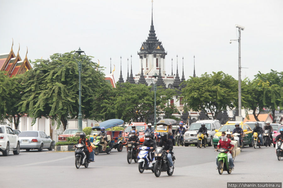 Мотоциклисты стартуют первыми Бангкок, Таиланд