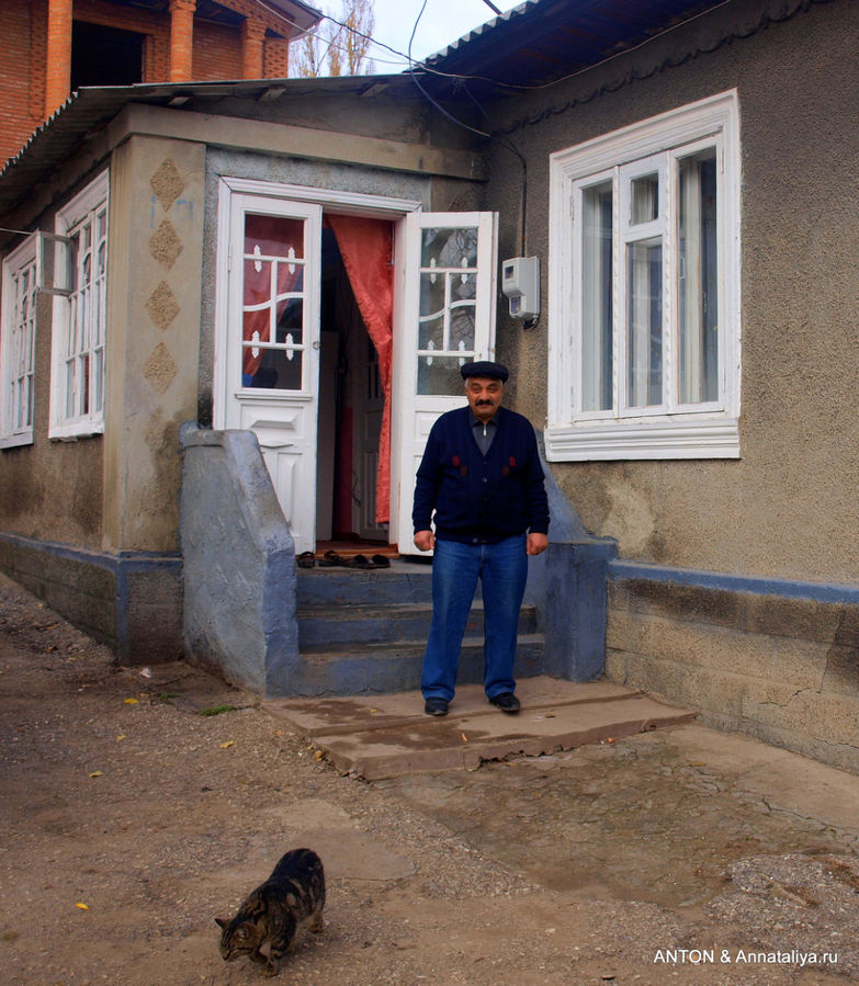 Ион. Строит дом для детей. Сороки, Молдова