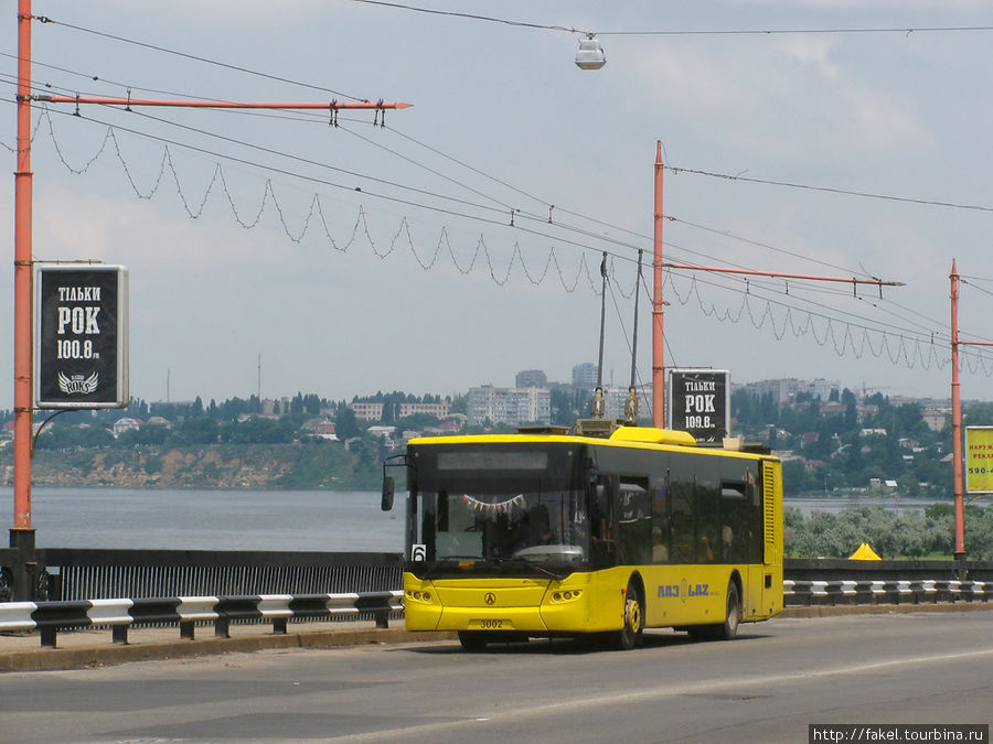 Троллейбус ЛАЗ Е183 на мосту через реку Ингул Николаев, Украина
