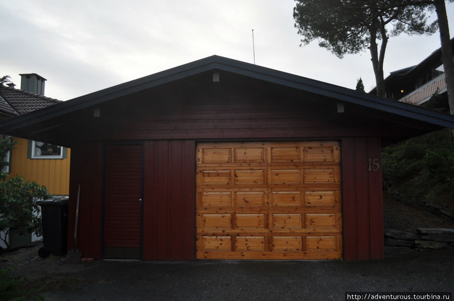 Все сделано со вкусом. Даже дверь в гараж — деревянная. Флурё, Норвегия