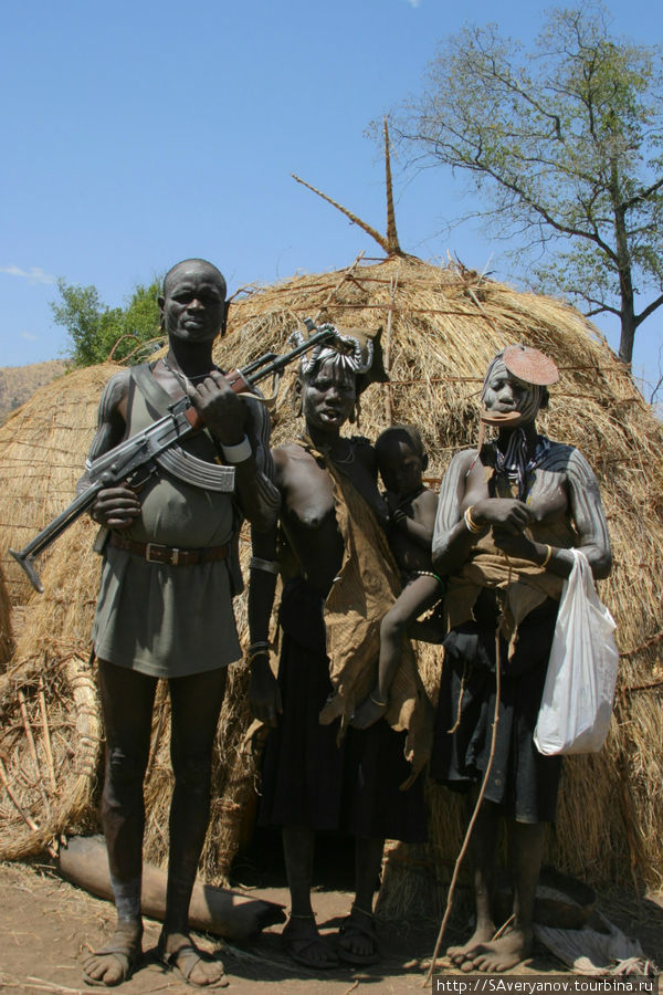 Воин мурси с семейством Эфиопия